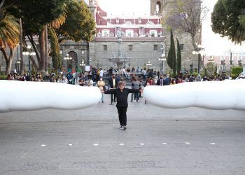 Llega al Zócalo de Puebla obra monumental de José Rivelino 