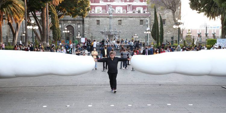 Llega al Zócalo de Puebla obra monumental de José Rivelino