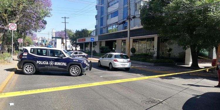 Balacera en intento de robo a banco de la 2 Sur deja dos detenidos 