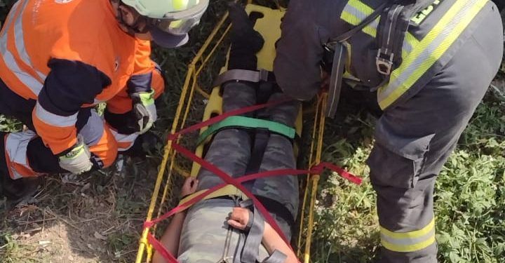 Rescatan a dos personas tras volcadura en canal de Mayorazgo 