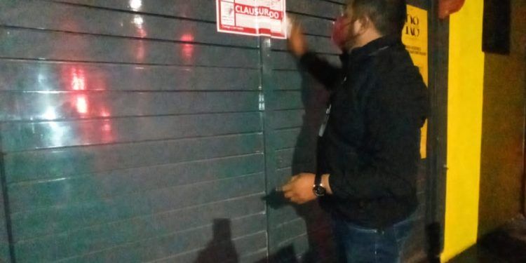 Clausuran seis negocios de Huexotitla y Anzures por falta de documentación 