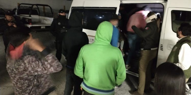 Rescatan a 102 migrantes que viajaban en un autobús en Acajete
