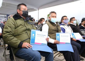 Taxistas y choferes de plataformas de Puebla concluyen capacitación como «Anfitriones de 10»