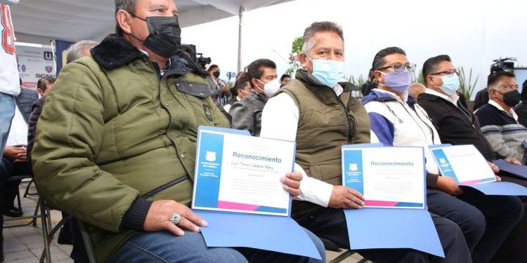 Taxistas y choferes de plataformas de Puebla concluyen capacitación como «Anfitriones de 10»