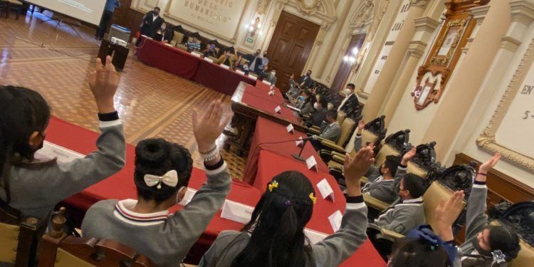 Participan estudiantes de Xochimehuacan y Caleras en sesión similar a Cabildo