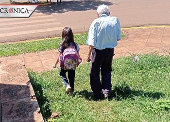 Abuelito conmueve a redes por acompañar todos los días a sobrina a la escuela