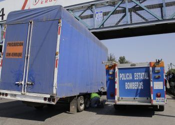 Camioneta provoca colisión con vehículos de lujo en el Parque Industrial 2000