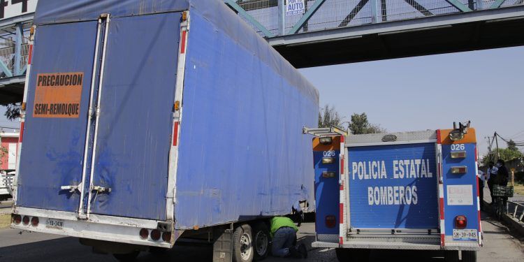 Camioneta provoca colisión con vehículos de lujo en el Parque Industrial 2000
