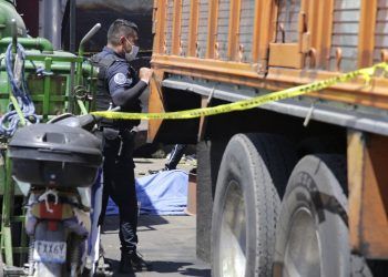 Muere atropellado cuando dormía abajo de un camión en la Central de Abasto