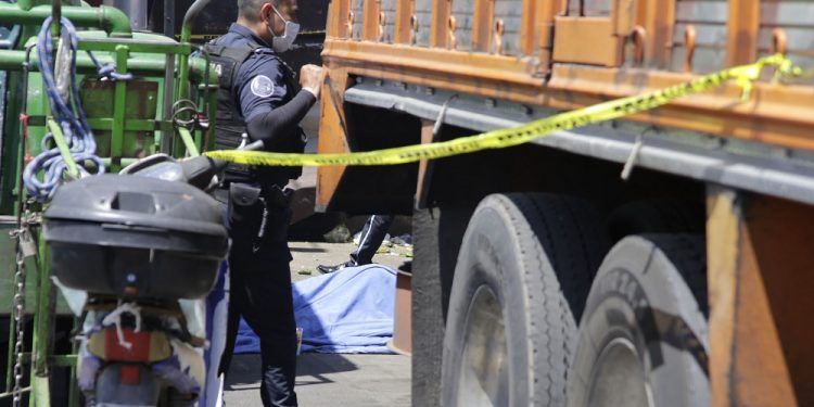 Muere atropellado cuando dormía abajo de un camión en la Central de Abasto