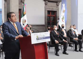 Urge gobernador separar justicia de negocios y política