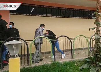 Hijos lanzan pintura a padre; le reclaman por no pagar pensión y casarse (VIDEO)