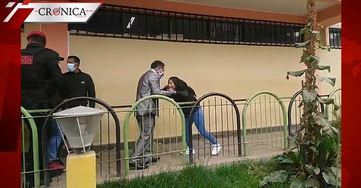 Hijos lanzan pintura a padre; le reclaman por no pagar pensión y casarse (VIDEO)