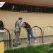 Hijos lanzan pintura a padre; le reclaman por no pagar pensión y casarse (VIDEO)