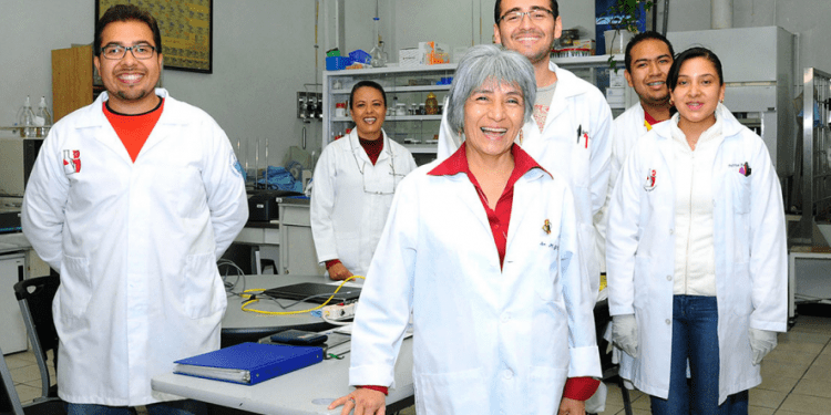 Posgraduadas mamás, orgullo para científica