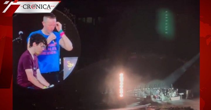 Chris Martin invita a joven a tocar el piano durante concierto en Monterrey (VIDEO)