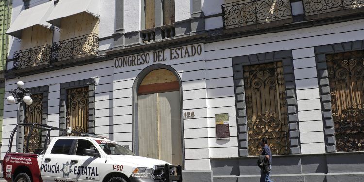 Cubren con tablones ventanas y accesos del Congreso de Puebla ante manifestaciones del 8M
