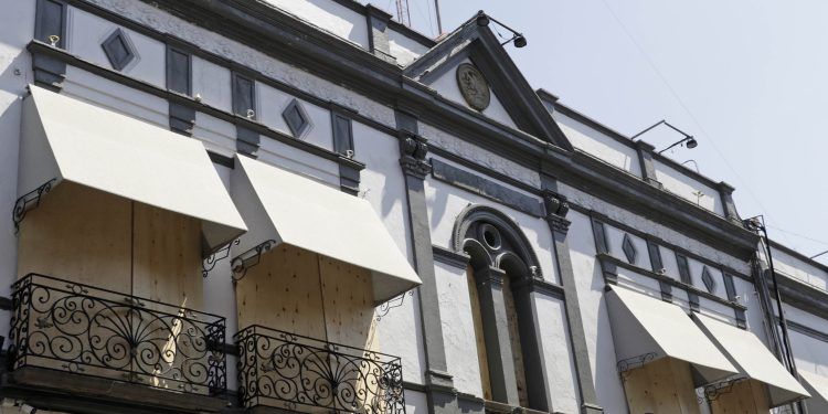 Cubren con tablones ventanas y accesos del Congreso de Puebla ante manifestaciones del 8M