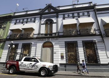 Cubren con tablones ventanas y accesos del Congreso de Puebla ante manifestaciones del 8M