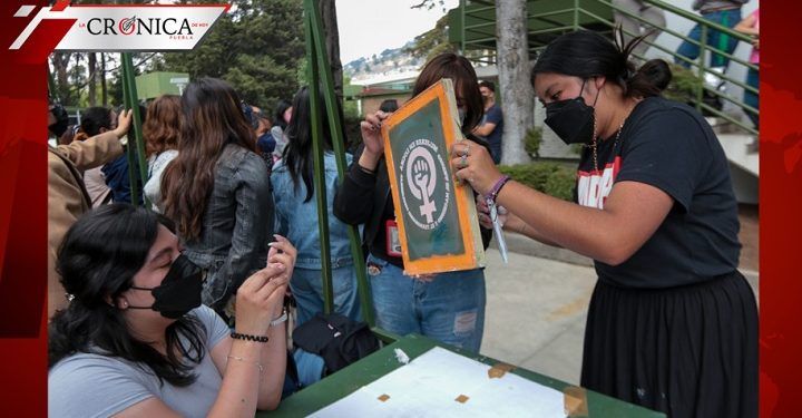 Especialista revela si se debe felicitar a las mujeres durante el 8M