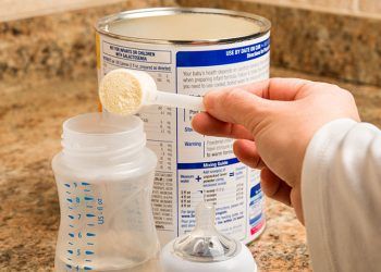 Emiten alerta epidemiológica por marcas de leche en polvo para bebés 