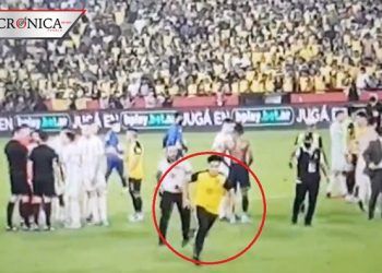 Fanático irrumpe en partido y agarra a Lionel Messi para tomarse foto con él (VIDEO)