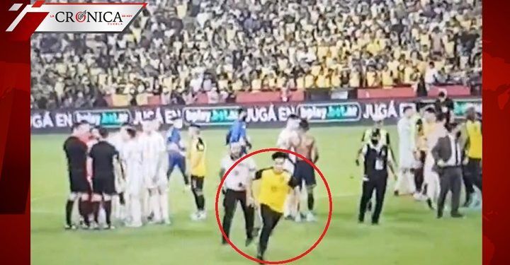 Fanático irrumpe en partido y agarra a Lionel Messi para tomarse foto con él (VIDEO)