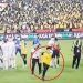 Fanático irrumpe en partido y agarra a Lionel Messi para tomarse foto con él (VIDEO)