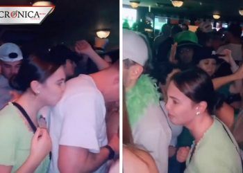 Redes consideran diabólica a mujer por besar camisas de hombres en bar (VIDEO)