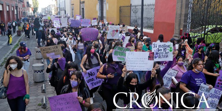 Marea púrpura se apodera de las calles de Puebla durante el 8M