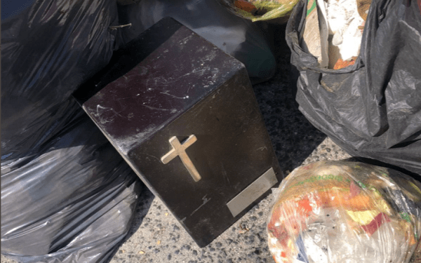 Tiran urna de cenizas entre montonera de basura en Guadalupe Hidalgo
