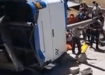 Muere pasajera en volcadura