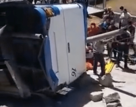 Muere pasajera en volcadura