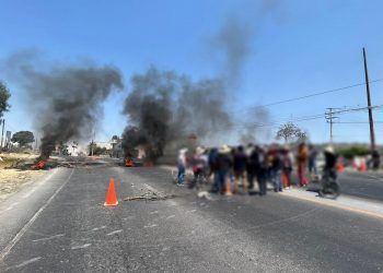 Padres de familia cierran tramo de la Puebla-Tehuacán; exigen intendente para escuela