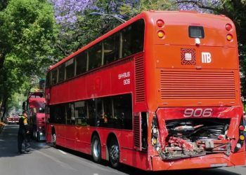 Choque de autobuses en Ciudad de México deja 89 lesionados