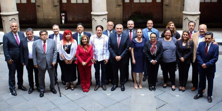 Miguel Barbosa acude a reunión con AMLO para evaluar estrategia de vacunación 