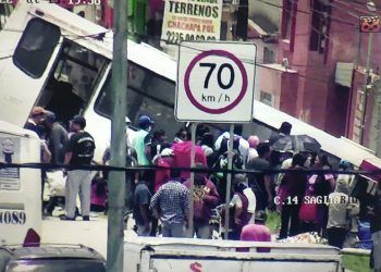 Autobús choca y cae a barranca en la Puebla-Tehuacán; hay 10 heridos 