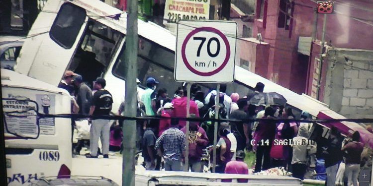 Autobús choca y cae a barranca en la Puebla-Tehuacán; hay 10 heridos 