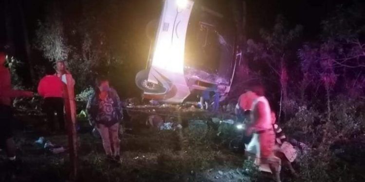 Lesionados tras accidente en la carretera a Oaxaca buscan demandar al chofer 