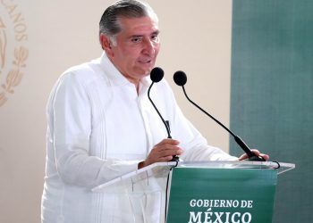 De aviones, secretarios, militares, visitas y demás