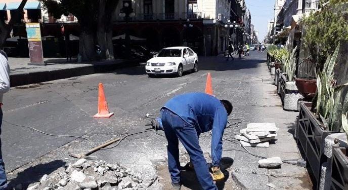 Rehabilitan calles del Centro Histórico de Puebla previo a la procesión 