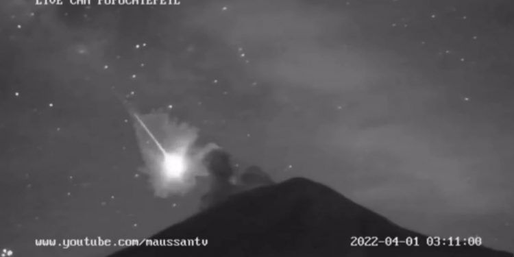 Bólido captado por cámaras del Popocatépetl sorprende a observadores