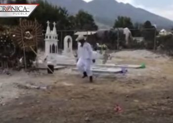 Un homenaje: joven baila huapango sobre tumba de pareja en Hidalgo (VIDEO)