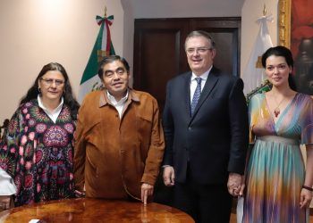 Miguel Barbosa recibe a Marcelo Ebrard en Casa Aguayo