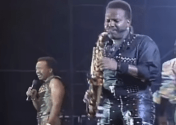 Muere Andrew Woolfolk, saxofonista de la banda Earth, Wind & Fire