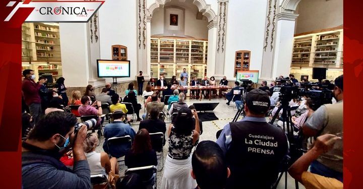FIL Guadalajara declara que regalará libro sobre 100 biografías de escritores