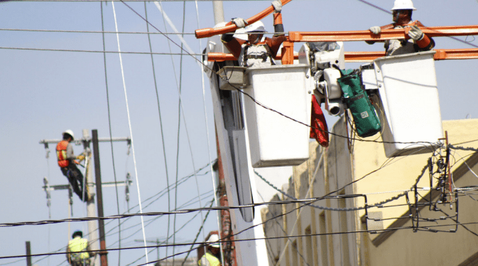 Denuncian electricistas despidos masivos