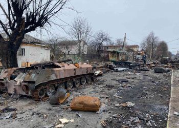 Un reguero de cadáveres y tanques quemados, las heridas de guerra en Bucha
