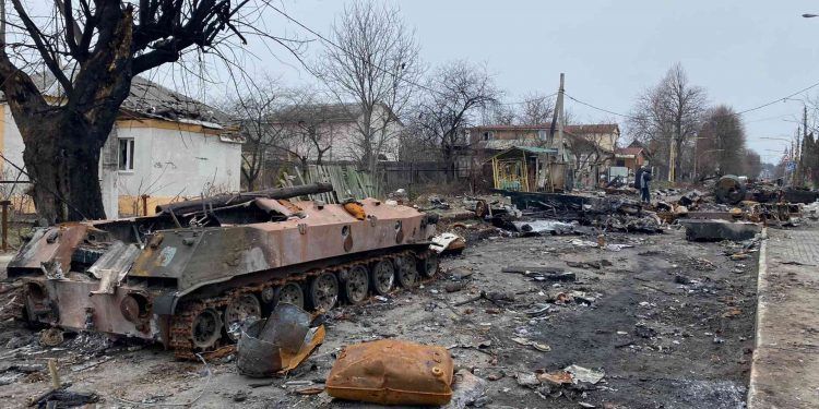 Un reguero de cadáveres y tanques quemados, las heridas de guerra en Bucha