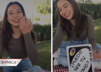 Joven usa juego de Uno para pedirle a chica que sea su novia (VIDEO)